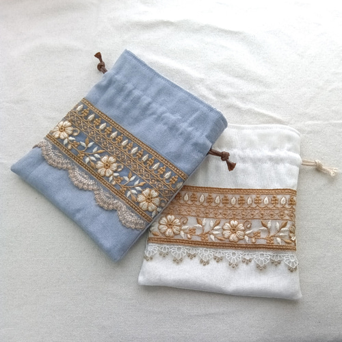 ブルー と ホワイト とピンク の 花模様 の インド刺繍リボン の