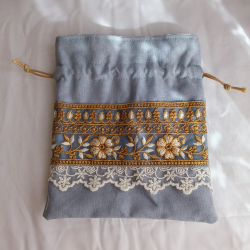 ブルー と ホワイト とピンク の 花模様 の インド刺繍リボン の