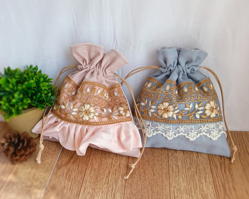 ブルー と ホワイト とピンク の 花模様 の インド刺繍リボン の