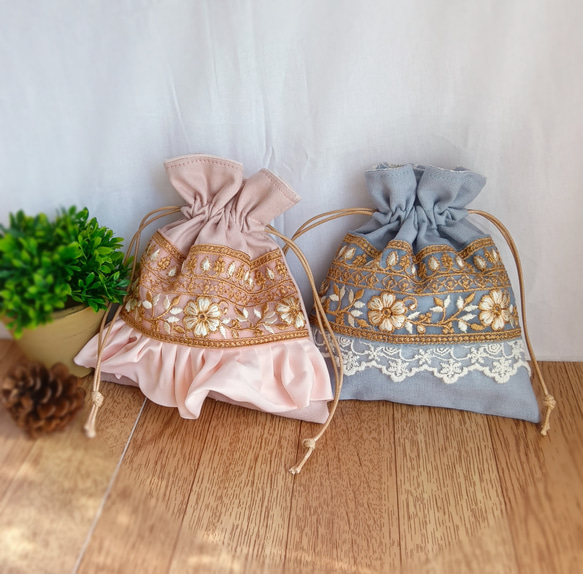 ブルー と ホワイト とピンク の 花模様 の インド刺繍リボン の