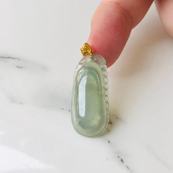 P200-001］ 翡翠ペンダントトップミャンマー産カービングk18