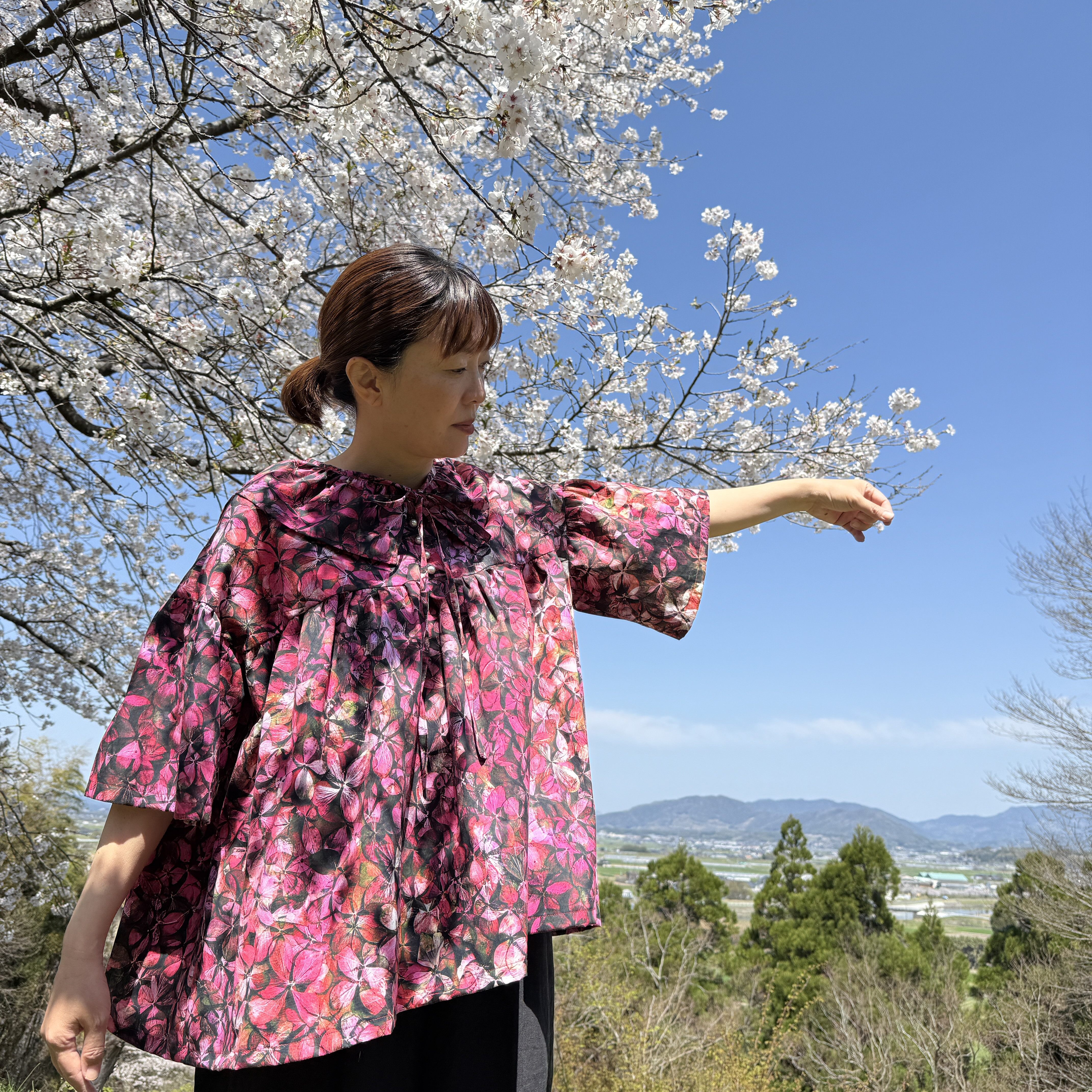 繊細な身体を優しく包む紫陽花柄のブラウス