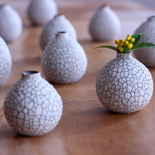 くっきりとしたヒビ模様が個性的な…とっくり型の花器 一輪挿し・花瓶