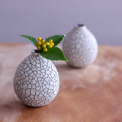 ヒビ模様が魅力的な…たまご型の花器 一輪挿し・花瓶・花器 yumidoai