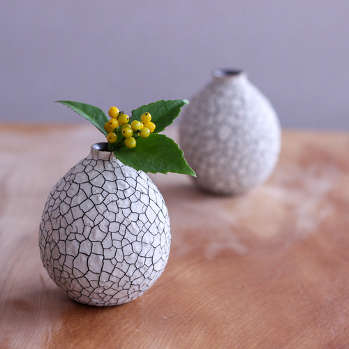 くっきりとしたヒビ模様が個性的な…とっくり型の花器 一輪挿し・花瓶