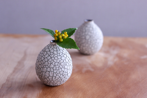 くっきりとしたヒビ模様が個性的な…とっくり型の花器 一輪挿し・花瓶