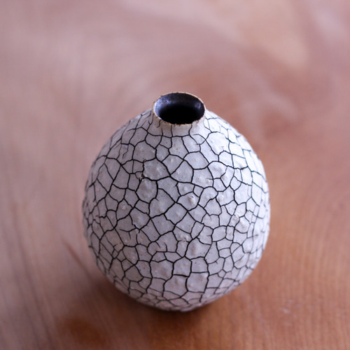 くっきりとしたヒビ模様が個性的な…とっくり型の花器 一輪挿し・花瓶