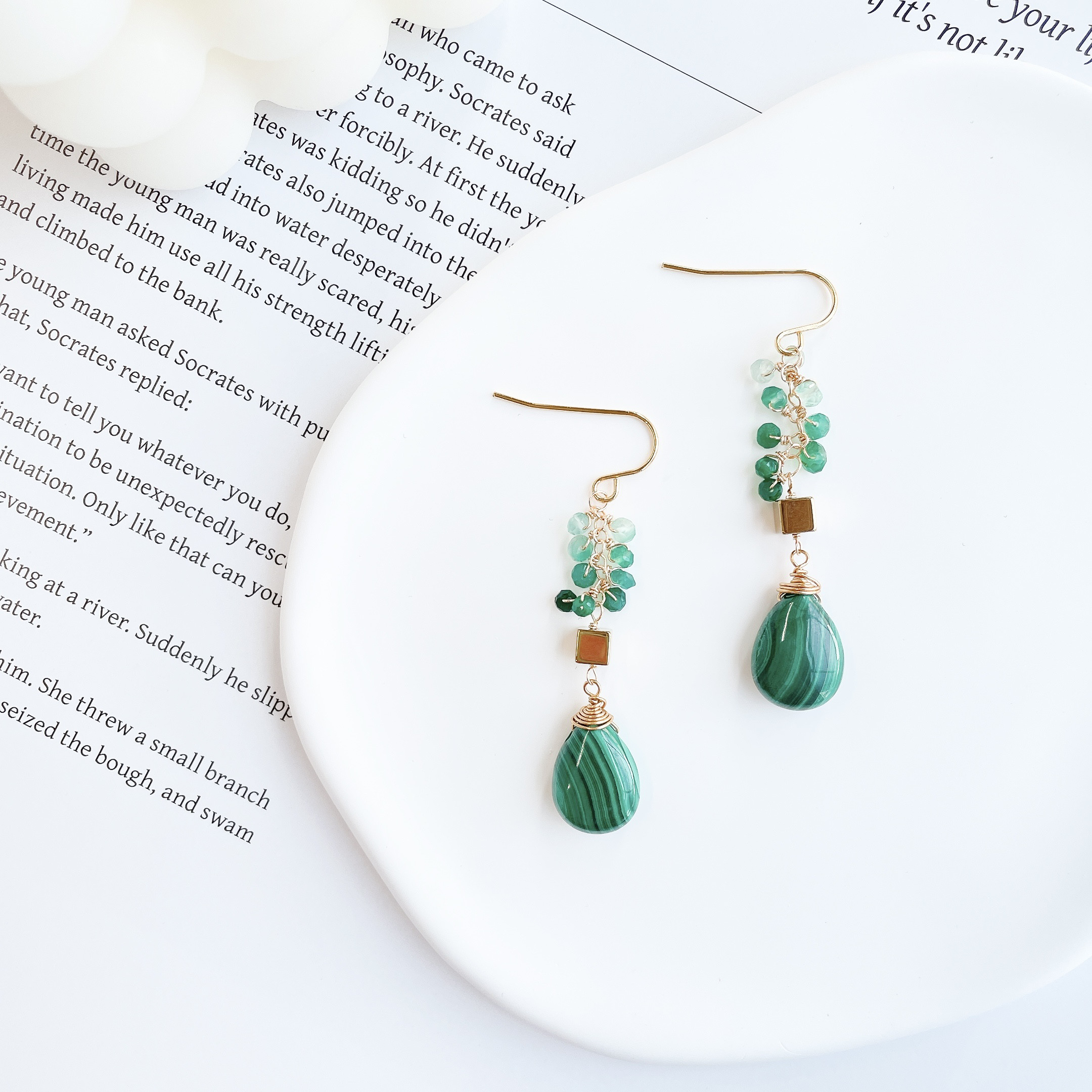 深緑のニュアンスを耳元に＊マラカイトピアス