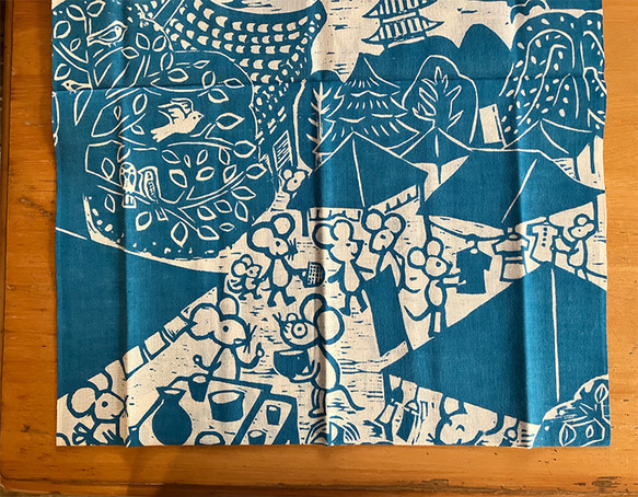 いっぷく手ぬぐい「洛中楽市図」　木版画作品を図柄に使用した染料手捺染の手ぬぐいです。額装や壁にかけても楽しめます 6枚目の画像