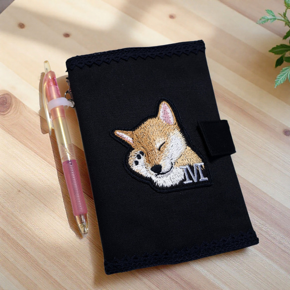 柴犬刺しゅう イニシャル入り　A6サイズ手帳カバー・ブックカバー・連絡帳ケース　取り外し可能ペンホルダー＆ノート付き 2枚目の画像