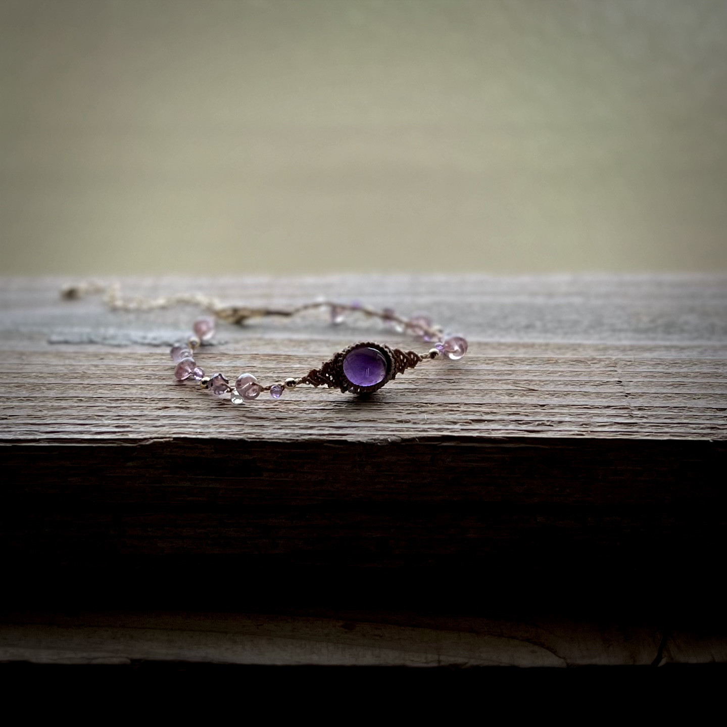 小さなアメシストと天然石ビーズのマクラメブレスレット
