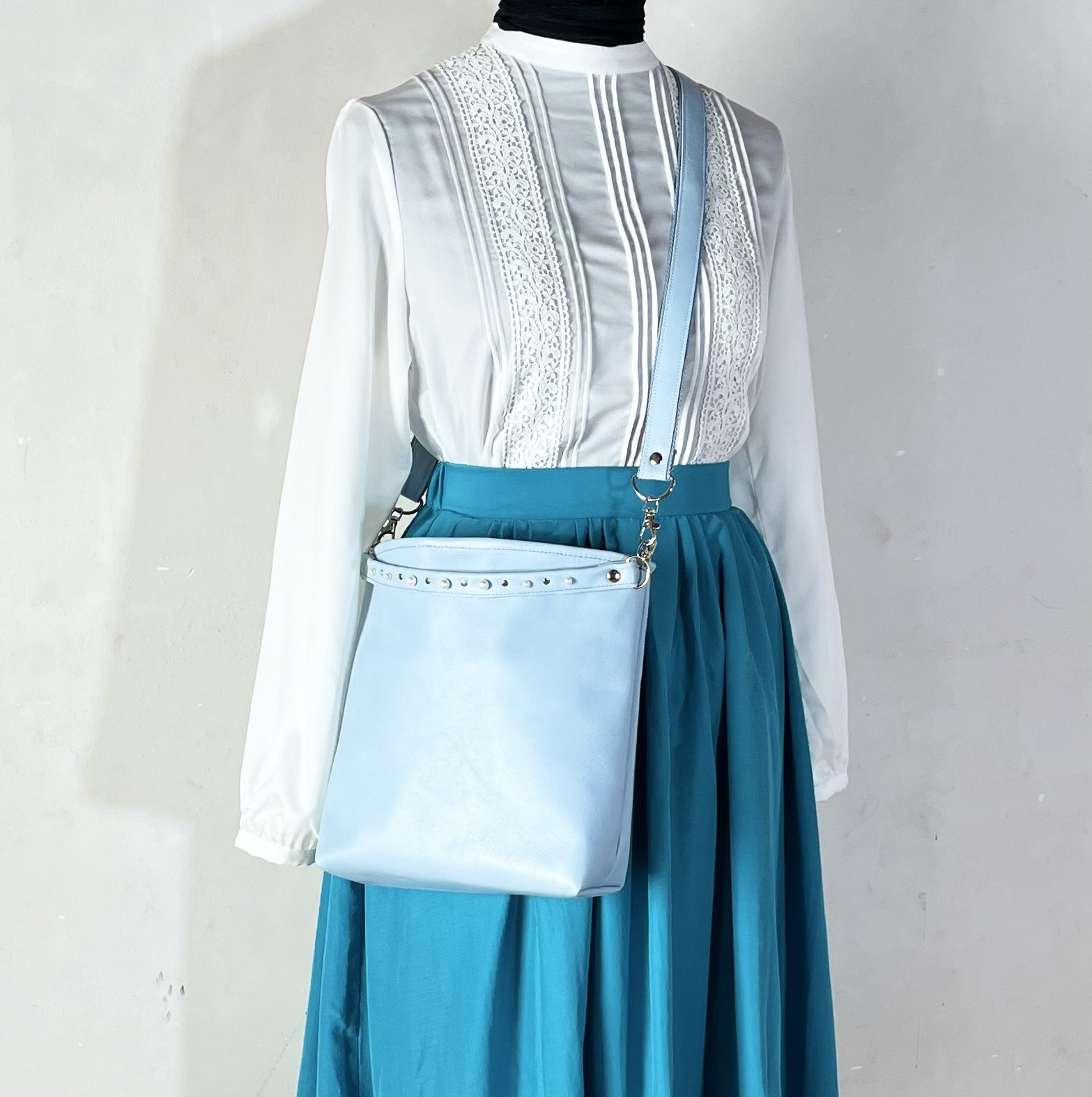 大人可愛い？シンプル？軽やか春色 選べる持ち手2way本革ポシェット パステルブルー パールリベット