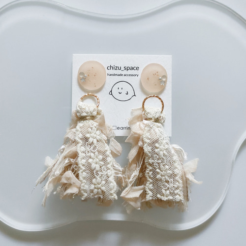 取引中　2way*ベージュと花柄レースのタッセルのピアス/イヤリング 2way*ベージュと花柄レースのタッセルのピアス/イヤリング