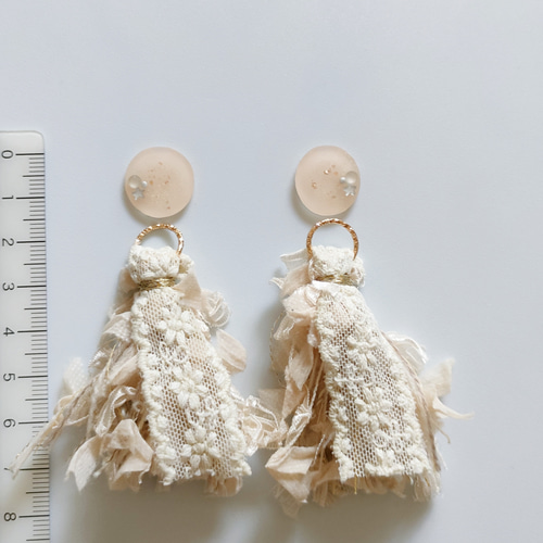 取引中　2way*ベージュと花柄レースのタッセルのピアス/イヤリング 2way*ベージュと花柄レースのタッセルのピアス/イヤリング