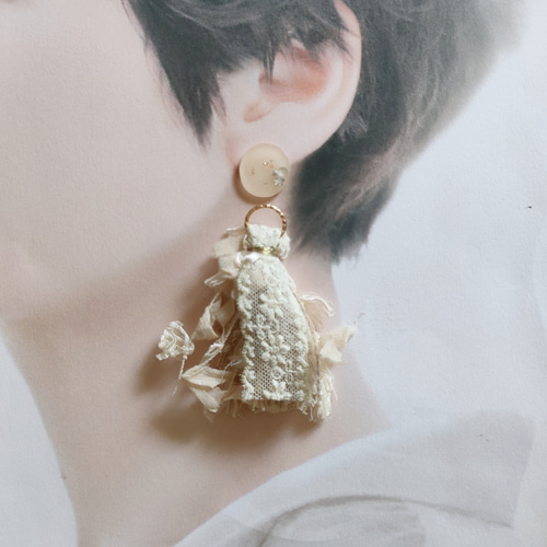取引中　2way*ベージュと花柄レースのタッセルのピアス/イヤリング 2way*ベージュと花柄レースのタッセルのピアス/イヤリング