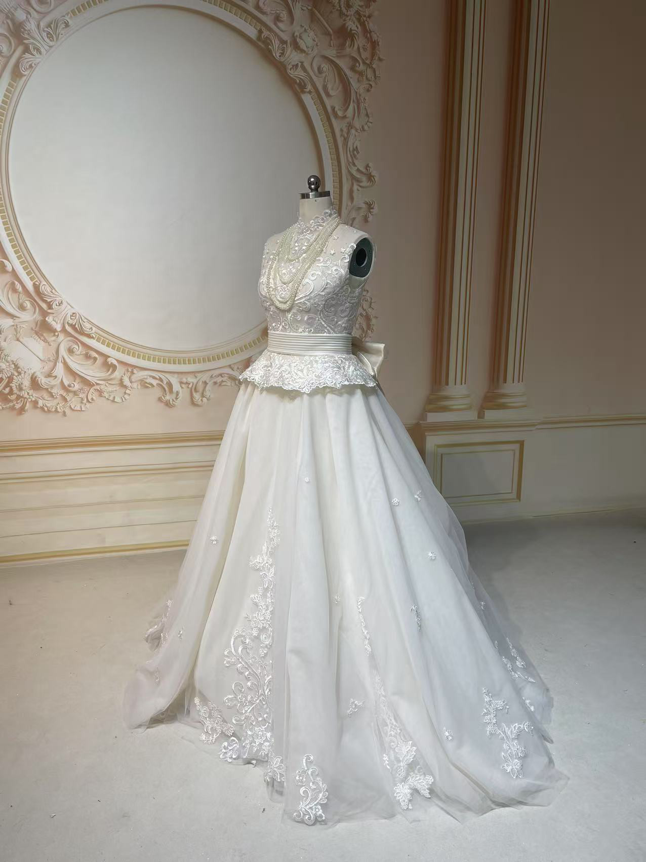 抜群　ホルターネック　アイボリー　バックリボン　美しいレース　袖無し　優雅なシルエット　お姫　花嫁二次会前撮り卒業式衣装