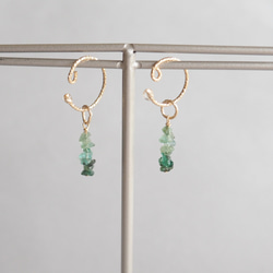 14kgf/5月誕生石 エメラルド 縦ライン チャーム 痛くない イヤリング  