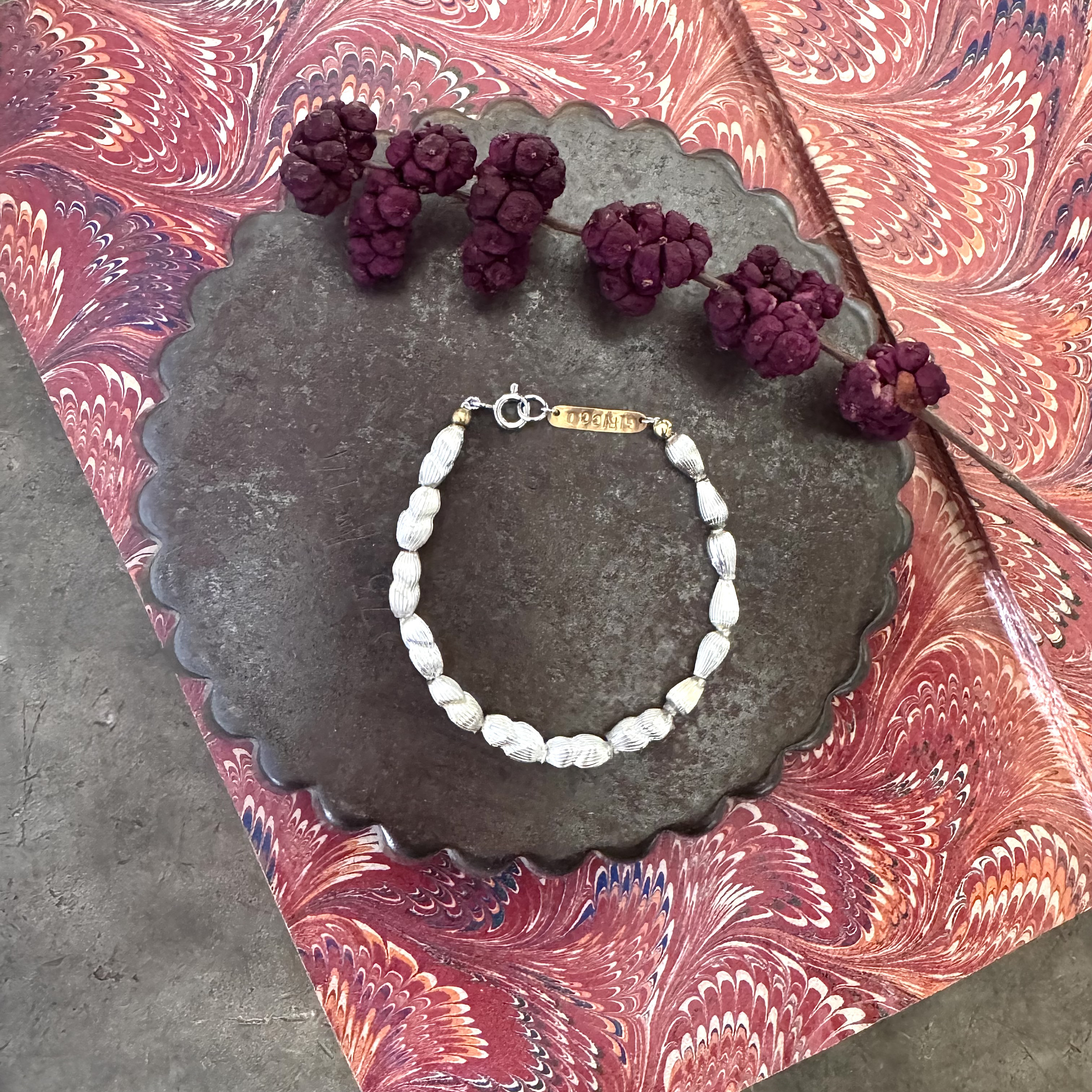 フランス製の珍しい形のラインの入ったシルバースフレガラスのブレスレット（TJ11038）