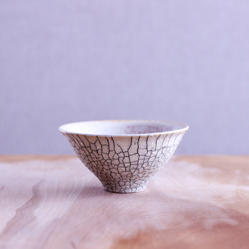 スノーホワイト亀裂模様茶碗 ヒビ模様が魅力的な…飯碗 茶碗・めし碗 umi 通販 19210884｜Creema