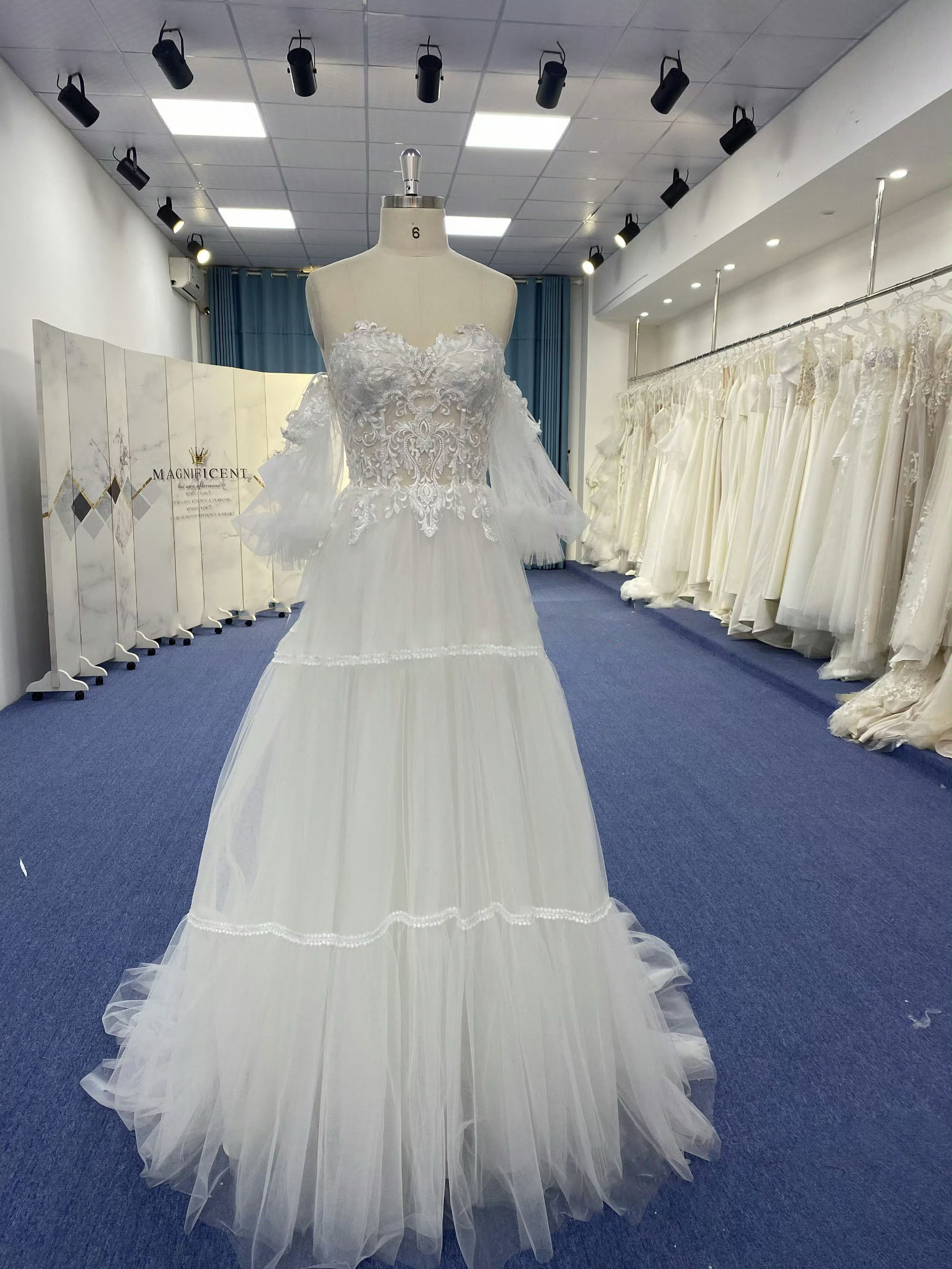 ふんわりチュール　白　オフショルダー　パフスリーブ　多層チュール　Aライン　細見えシルエット　二の腕カバー　2次会前撮り