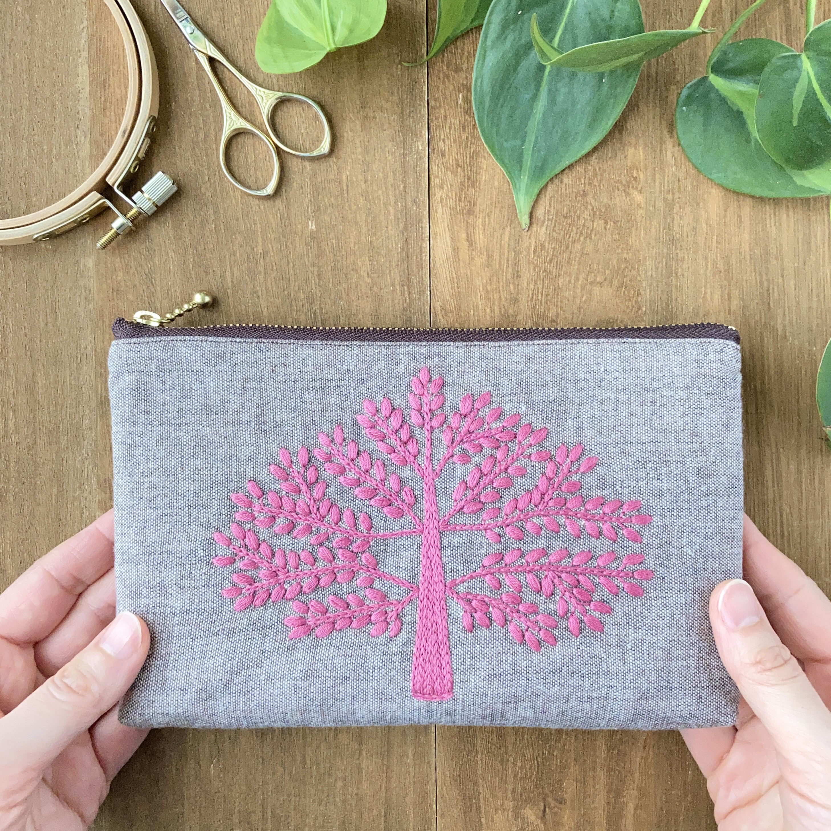 手刺繍ポーチ・やすらぎ(ピンク)