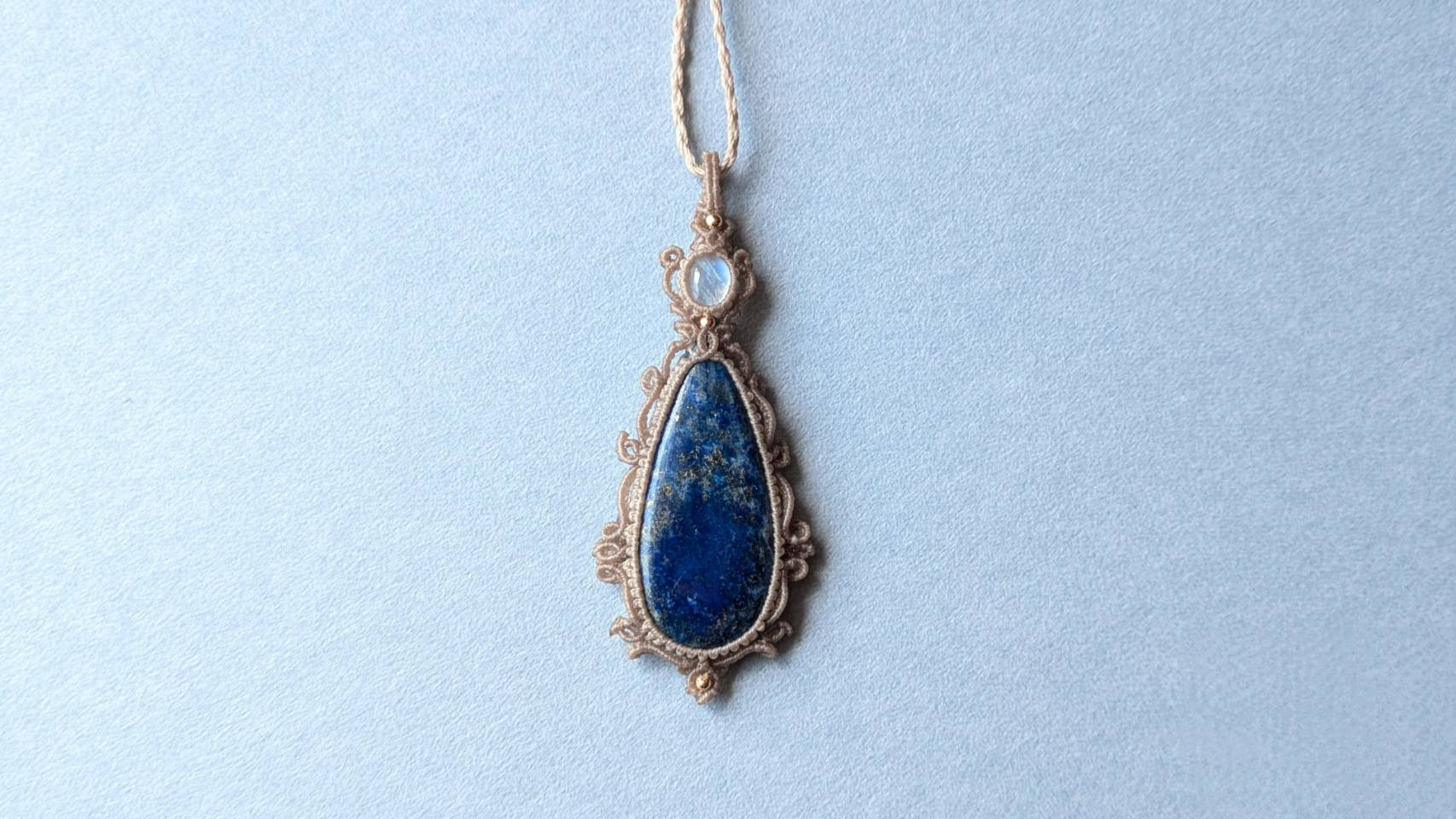 【月の女神~ラピスラズリとアルテミス~】ラピスラズリ　ブルームーンストーン　マクラメ編みネックレス