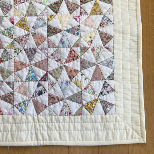 大きめ万華鏡のパッチワークタペストリー パッチワークキルト