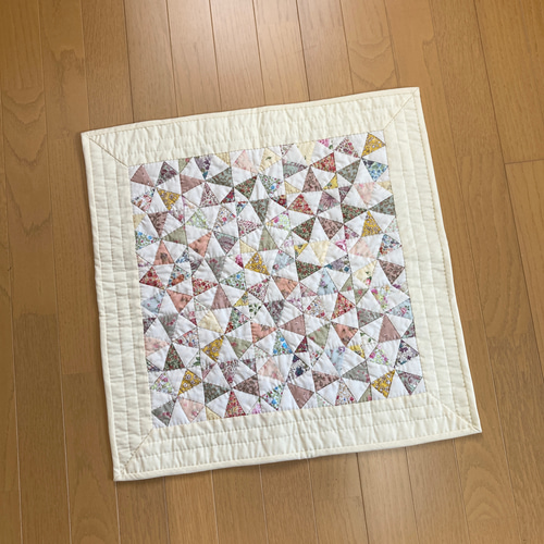 大きめ万華鏡のパッチワークタペストリー パッチワークキルト