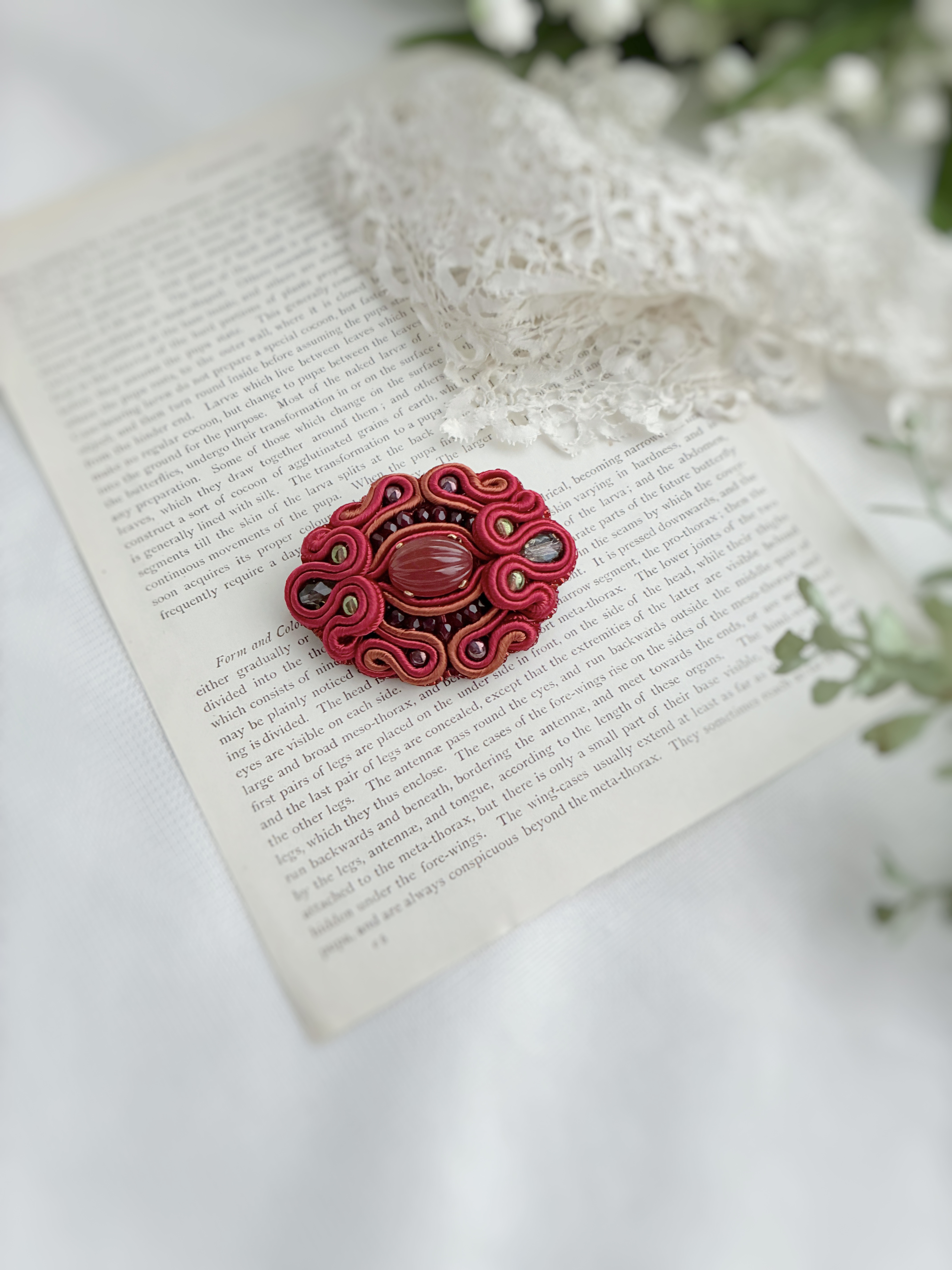 赤いレトロな帯留&ブローチ