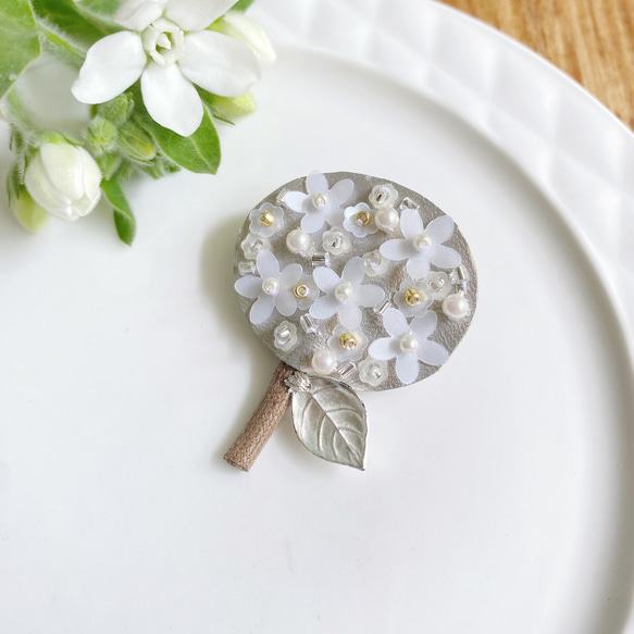 紫陽花シルバー】レザー素材刺繍ブローチ 季節のギフト⭐︎梅雨の