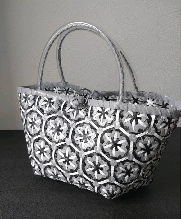 PPバンド かごバッグ 花まる編み グレー×白×黒 プラカゴ 花柄 六つ目