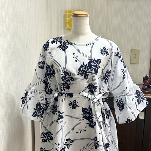 LL 浴衣リメイク 新品反物 白紺 菖蒲フリル袖ゆったりワンピース LL 浴衣リメイク 新品反物 白紺 菖蒲フリル袖ゆったりワンピース