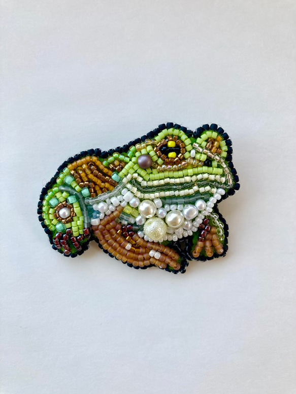 ビーズ刺繍》カエルのブローチキーホルダー ブローチ 粒屋 通販