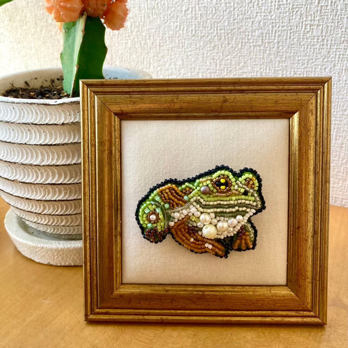 ビーズ刺繍》カエルのブローチキーホルダー ブローチ 粒屋 通販