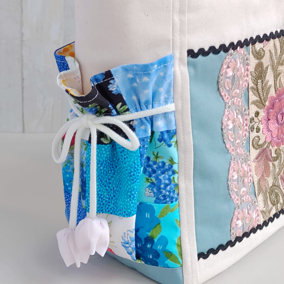 春夏のトートバッグ（生成＆ペールブルー）★パッチワークと刺繍リボン★【Creema限定2025】 11枚目の画像