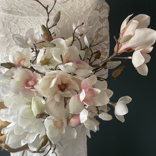 木蓮　マグノリア　ブーケ　アーティシャルフラワー　ウェディングブーケ モダンなピンク木蓮ブーケ ウェディング アーティフィシャルフラワー