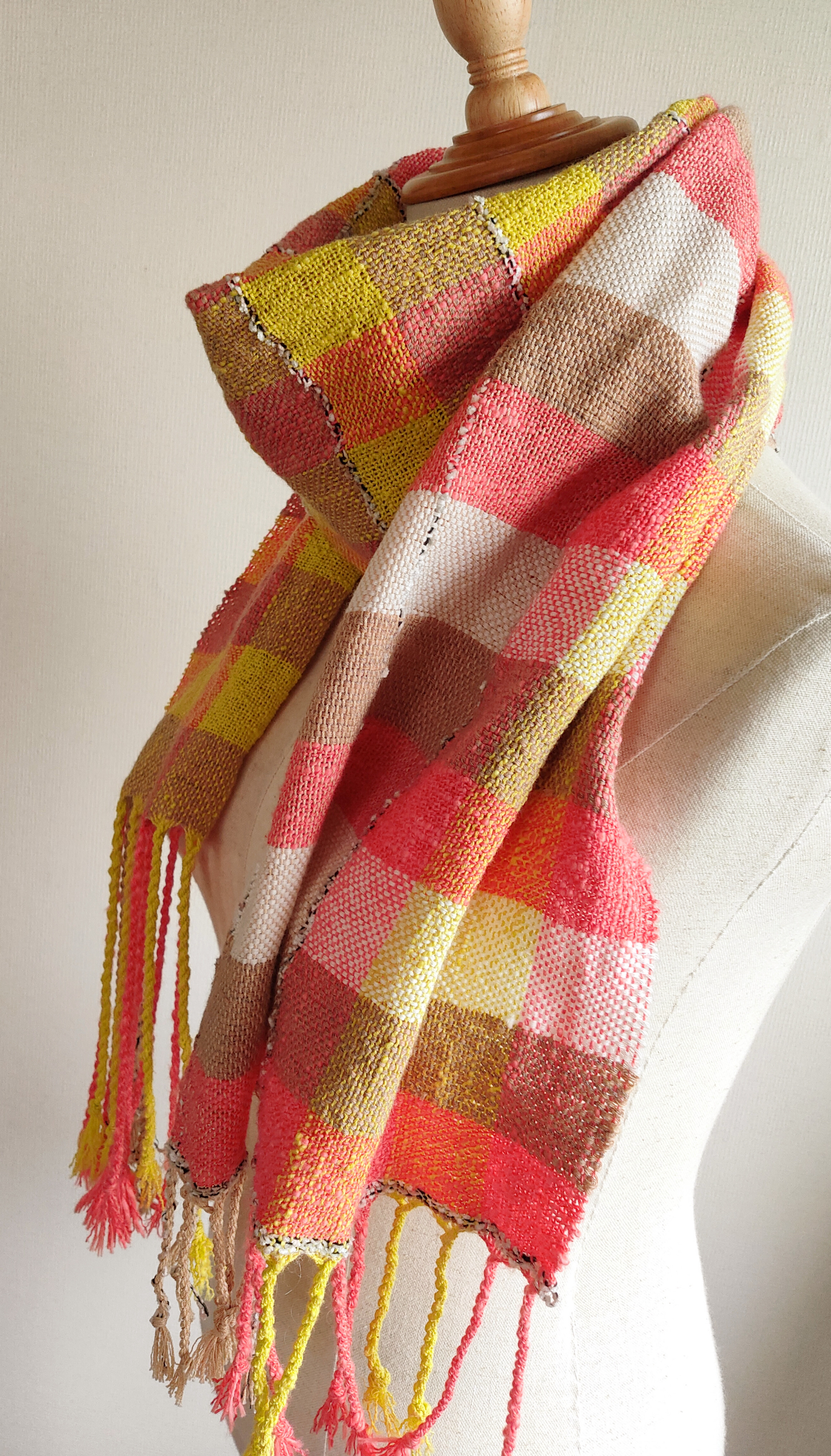 フルーツサラダのような手織りのコットンマフラー　サーモンピンクとイエロー