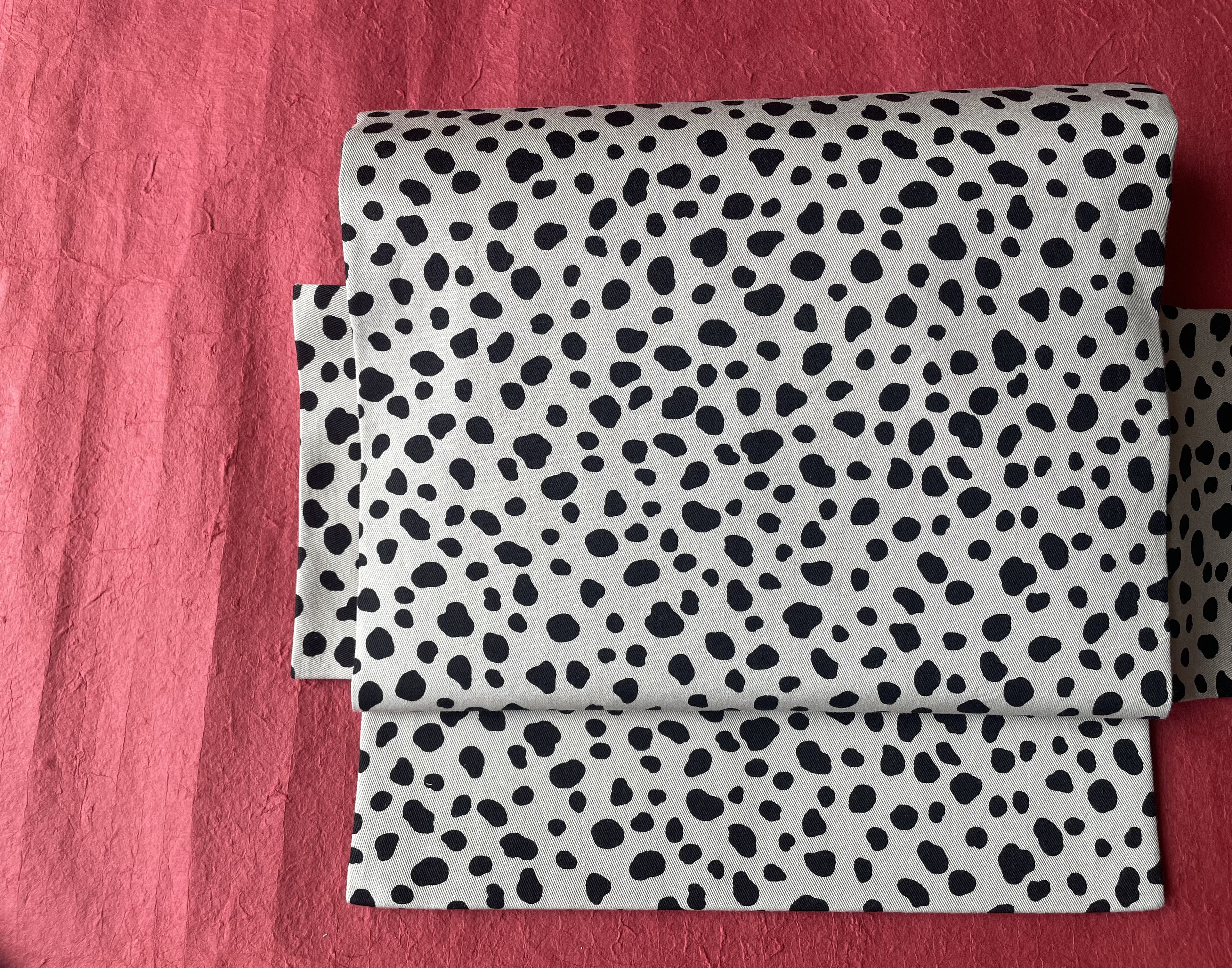 アニマル柄　グレージュ地色のダルメシアン × brown の色合わせで可愛さをちょっとおさえた名古屋帯