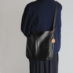 身軽シンプルな牛革ショルダーバッグ斜め掛け収納バッグ出会い　大容量カジュアルバッグ　ポーチ袋付き　男女兼用 7枚目の画像