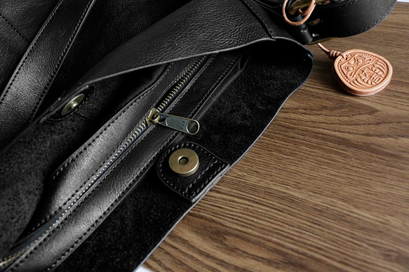 身軽シンプルな牛革ショルダーバッグ斜め掛け収納バッグ出会い　大容量カジュアルバッグ　ポーチ袋付き　男女兼用 4枚目の画像