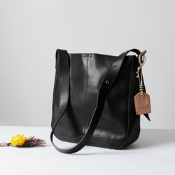 身軽シンプルな牛革ショルダーバッグ斜め掛け収納バッグ出会い　大容量カジュアルバッグ　ポーチ袋付き　男女兼用 1枚目の画像