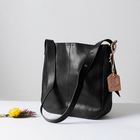 身軽シンプルな牛革ショルダーバッグ斜め掛け収納バッグ出会い　大容量カジュアルバッグ　ポーチ袋付き　男女兼用 1枚目の画像