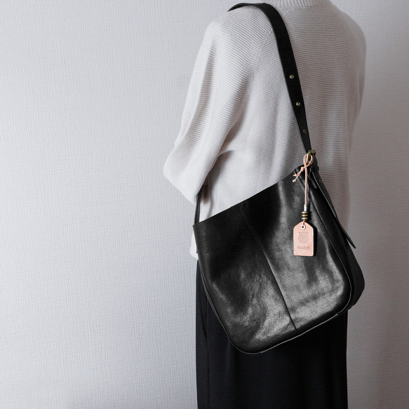 身軽シンプルな牛革ショルダーバッグ斜め掛け収納バッグ出会い　大容量カジュアルバッグ　ポーチ袋付き　男女兼用 9枚目の画像