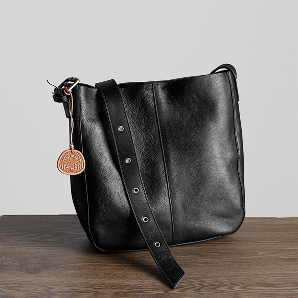 身軽シンプルな牛革ショルダーバッグ斜め掛け収納バッグ出会い　大容量カジュアルバッグ　ポーチ袋付き　男女兼用 2枚目の画像