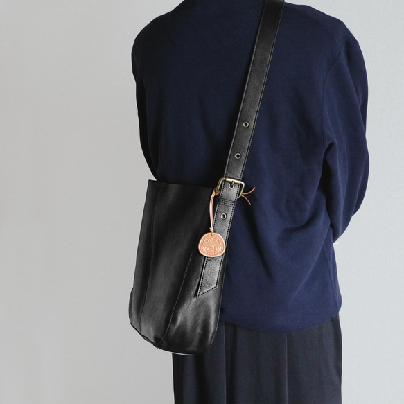 身軽シンプルな牛革ショルダーバッグ斜め掛け収納バッグ出会い　大容量カジュアルバッグ　ポーチ袋付き　男女兼用 8枚目の画像