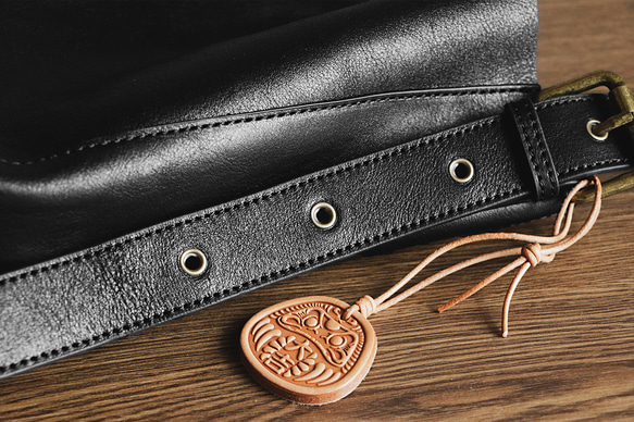 身軽シンプルな牛革ショルダーバッグ斜め掛け収納バッグ出会い　大容量カジュアルバッグ　ポーチ袋付き　男女兼用 6枚目の画像