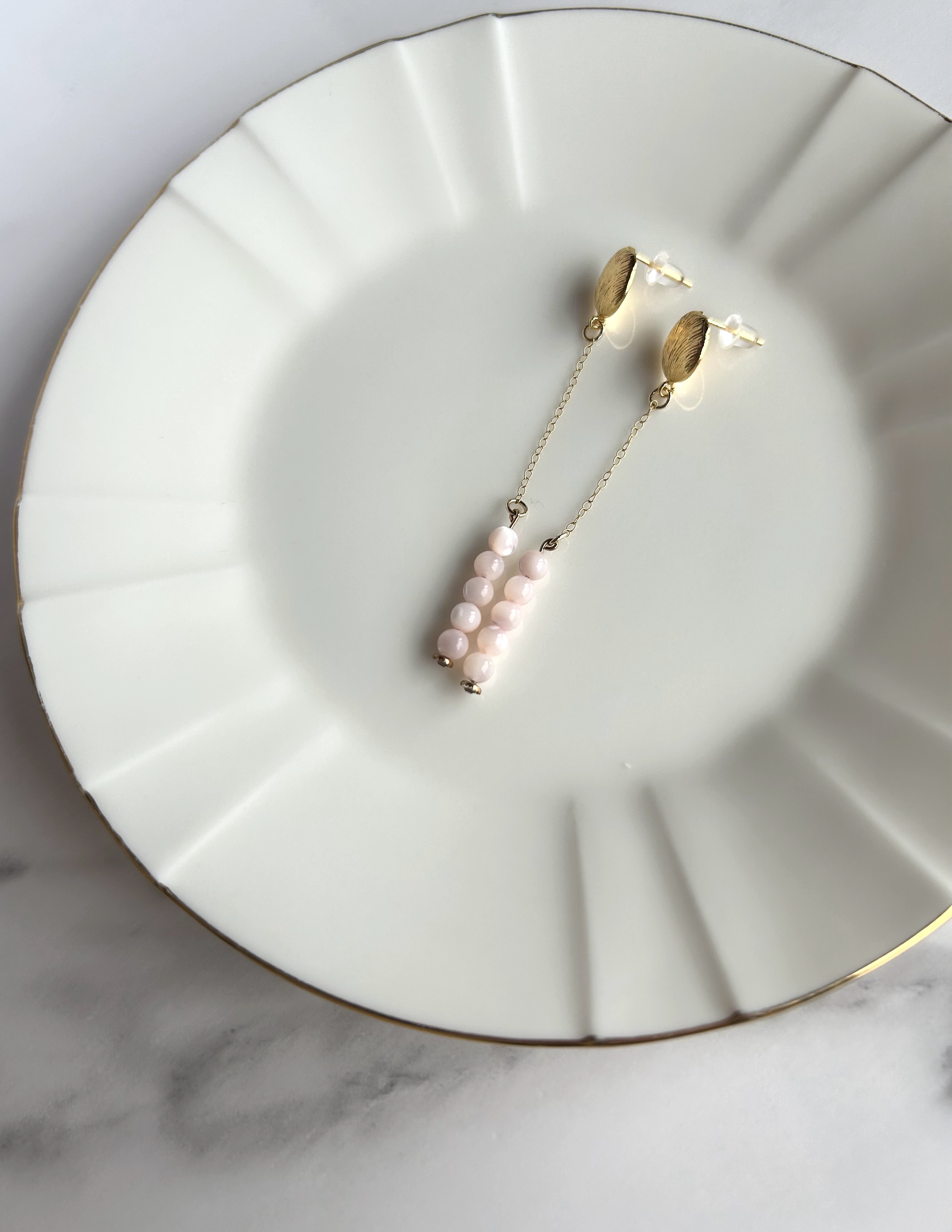 真鍮&14kgf / クリスマスに華やかさと透明感をもたらす 艶感の美しいマザーオブパール&シェルピアス/ 天然石ピアス