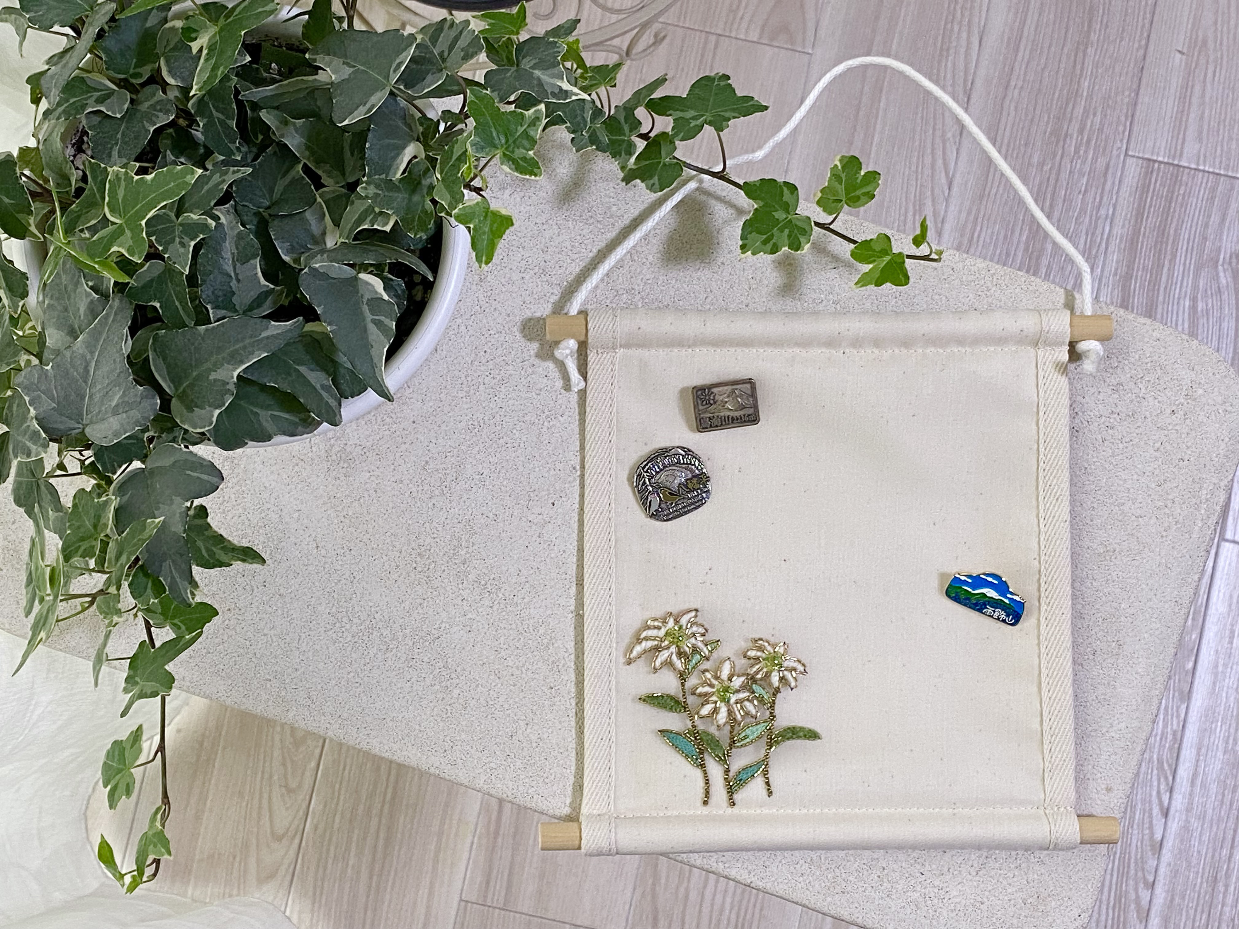 高山植物刺繍入り山バッジタペストリー“ミヤマウスユキソウ”