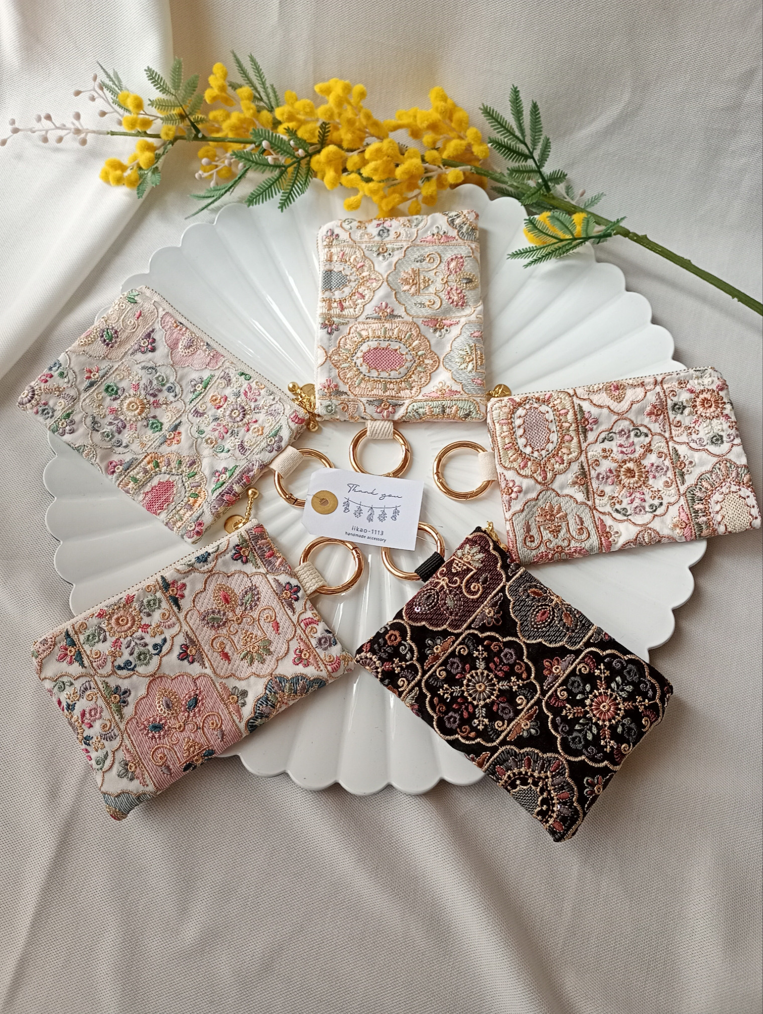 12㌢】カラビナでカチッとつけられるインド刺繍ポーチ