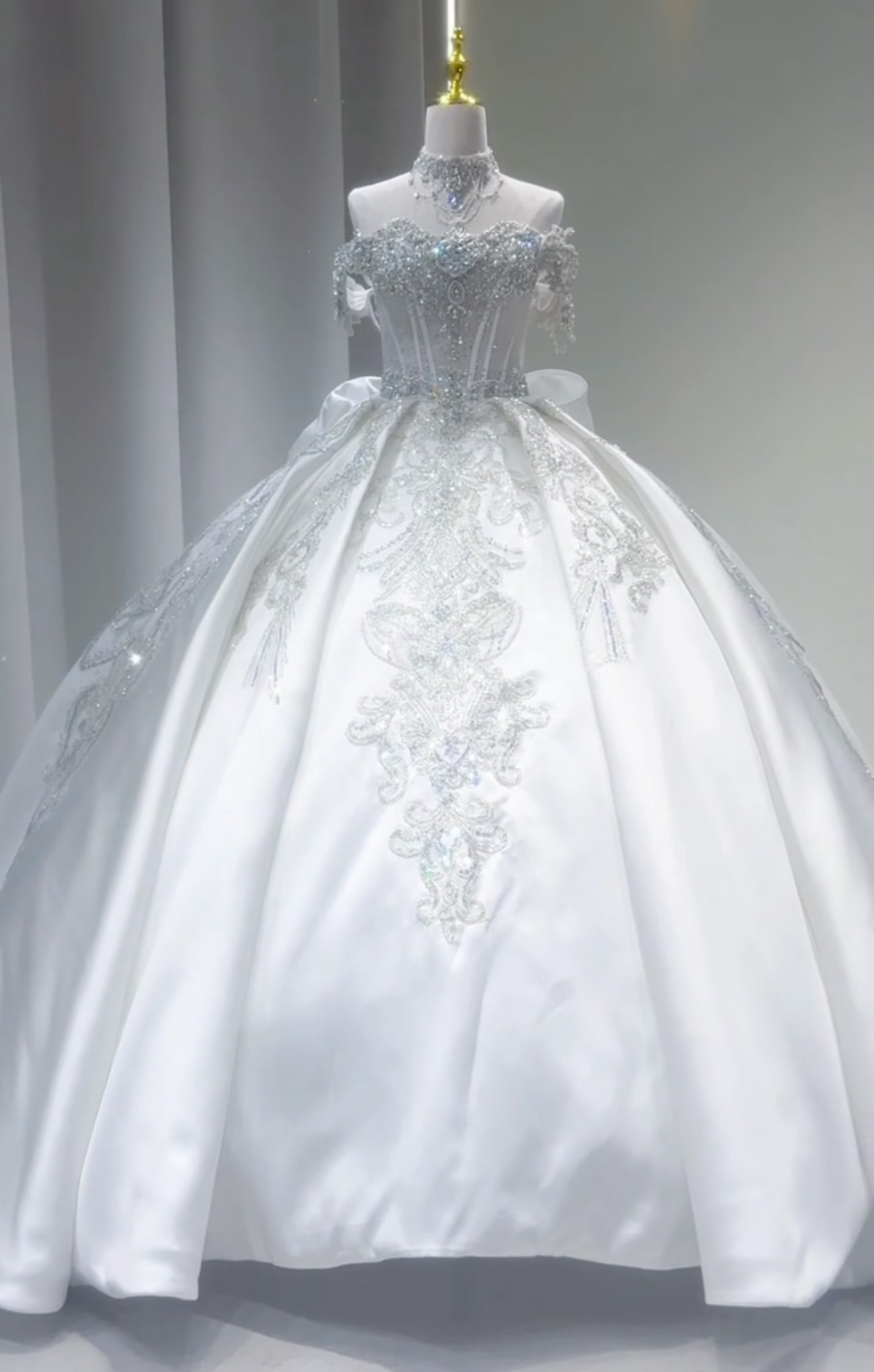 大人気上昇中　高級サテン　オフショルダー　2の腕を隠せる　キラキラビジュー付き　プリンセスライン　可愛い　編み上げ二次会